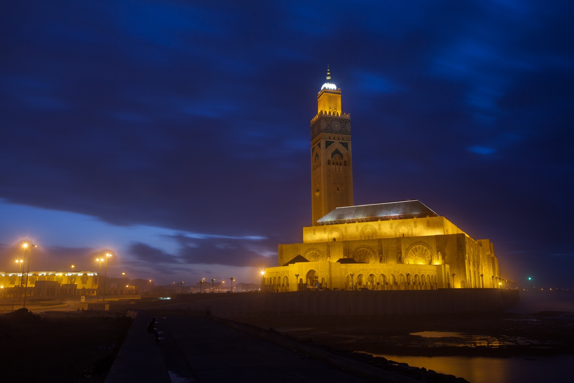 夜の「ハッサン 2 世モスク」　カサブランカ　モロッコの風景