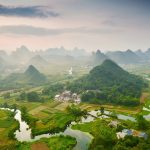 桂林 漓江とカルスト地形（タワーカルスト）の風景　中国の風景　中国　広西チワン族自治区桂林市陽朔県