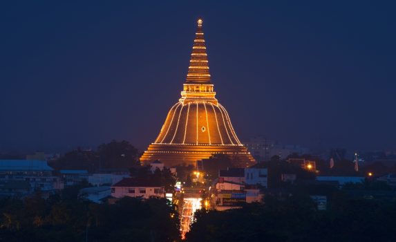 夜のワット・プラパトムチェーディー　タイの風景