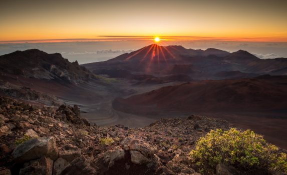 ハワイの日の出の風景　マウイ島ハレアカラ国立公園