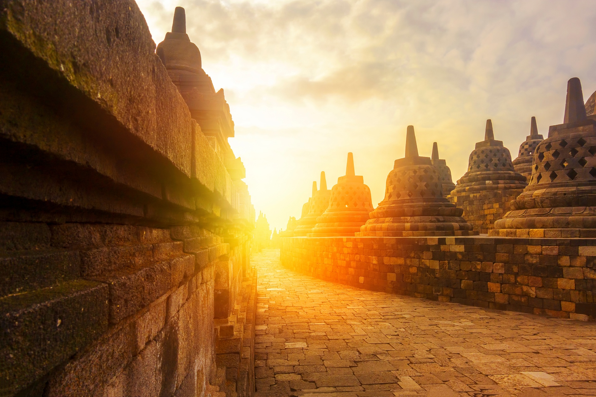 ボロブドゥール寺院の日の出の風景　インドネシアの風景