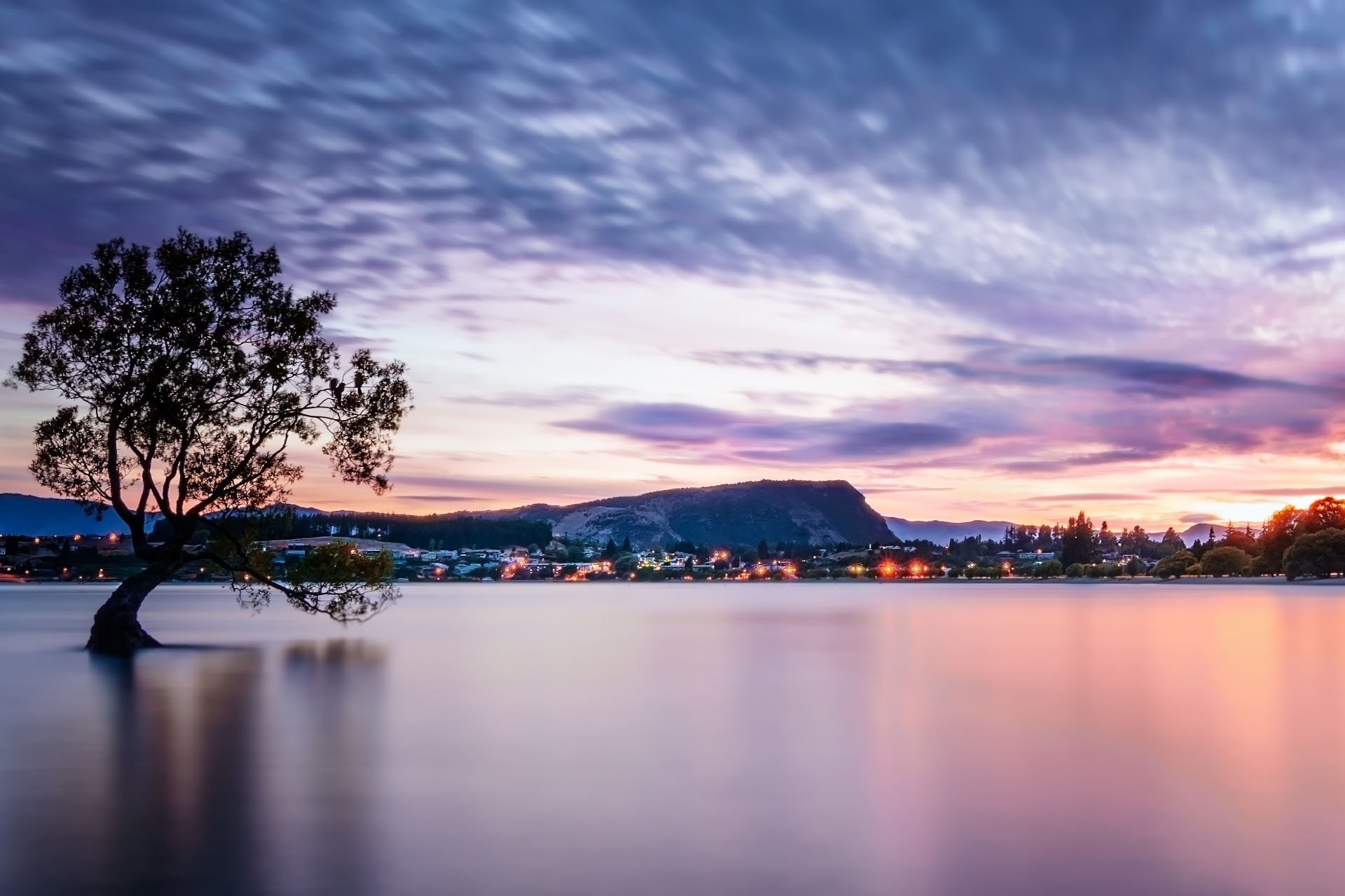 ワナカ湖の日の出　ニュージーランドの風景