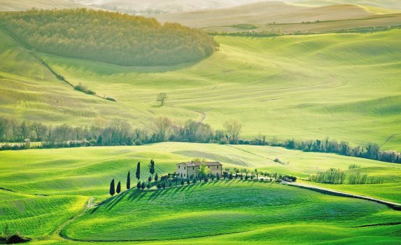 トスカーナの春の風景　イタリアの風景