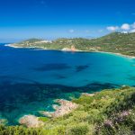 コルシカ島の西海岸のカルジェーズのビーチと海岸線の風景　コルシカの風景