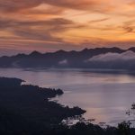 日の出のバトゥール湖とバトゥール山　インドネシアの風景