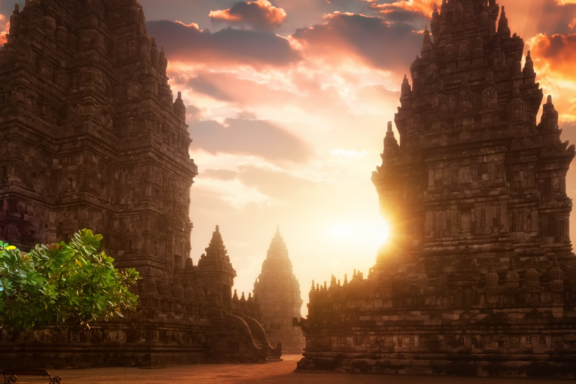 朝日とプランバナン寺院　インドネシアの風景