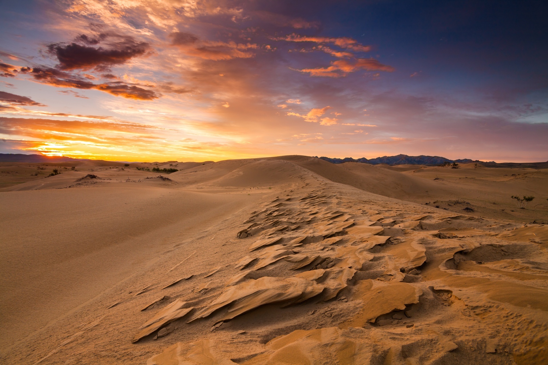 砂漠と砂丘の日の出の風景