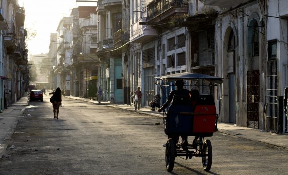朝のハバナ　旧市街の通り　キューバの風景