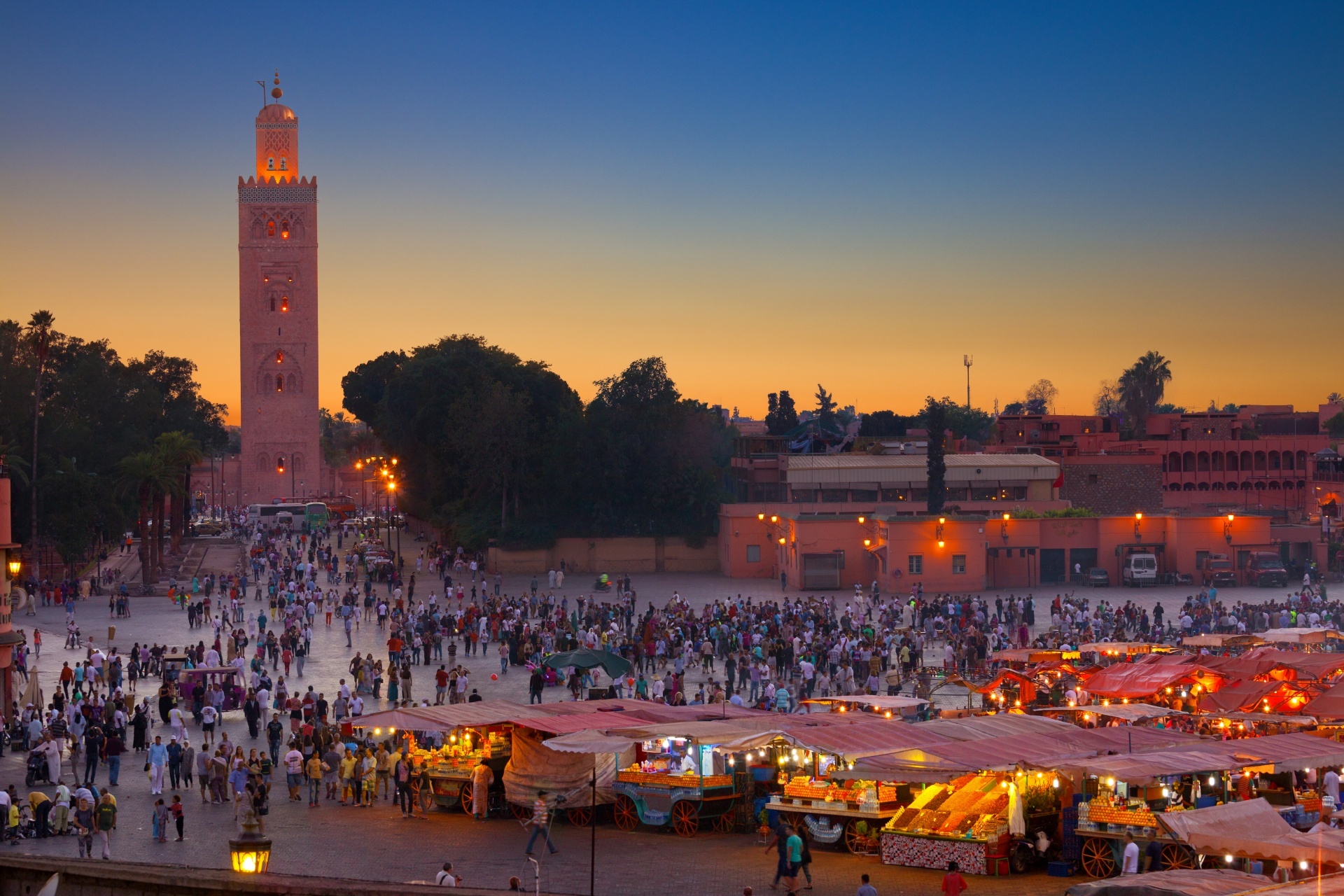 夕暮れのジャマ・エル・フナ広場　モロッコの風景