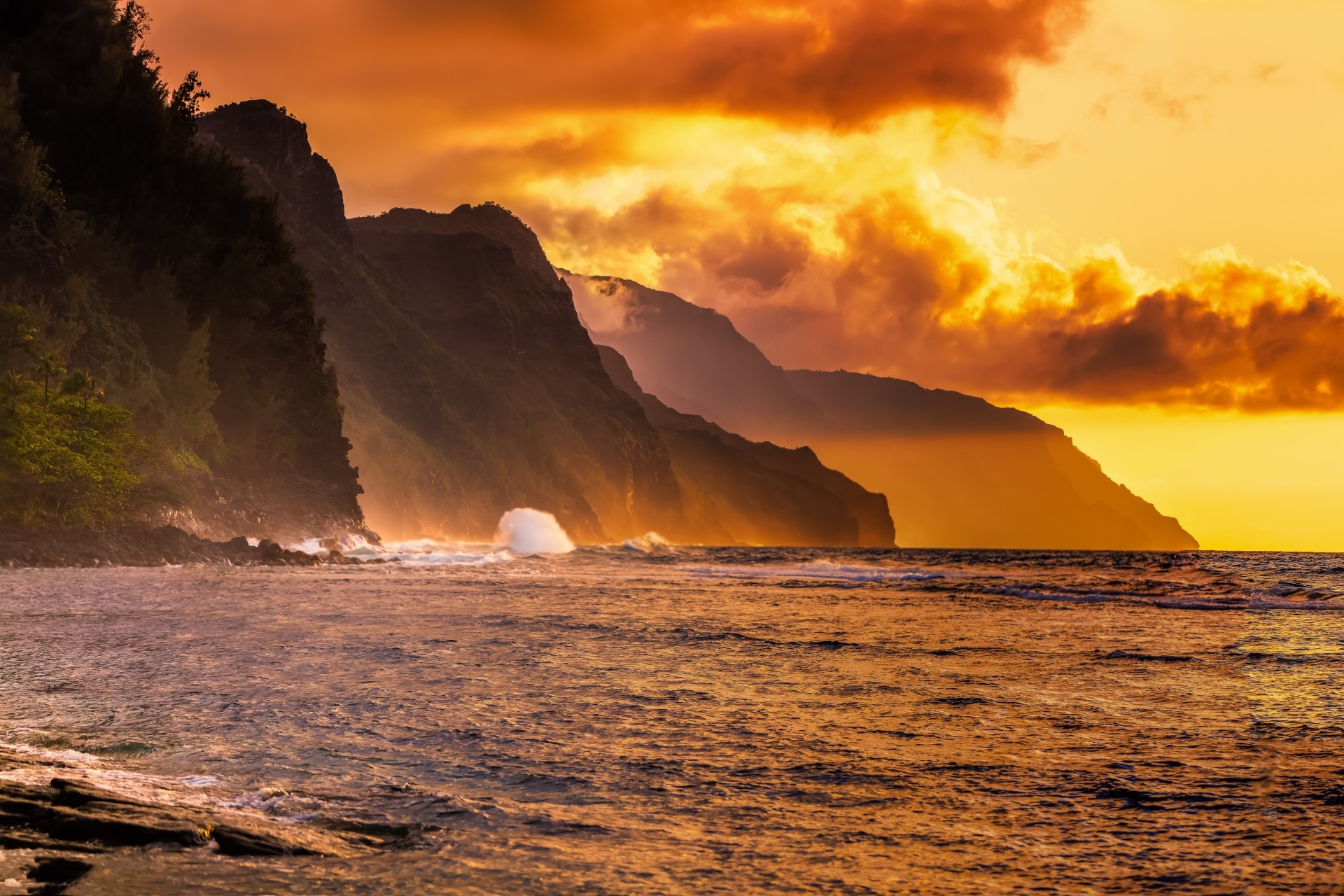 カウアイ島ナパリの夕暮れの風景　ハワイの風景