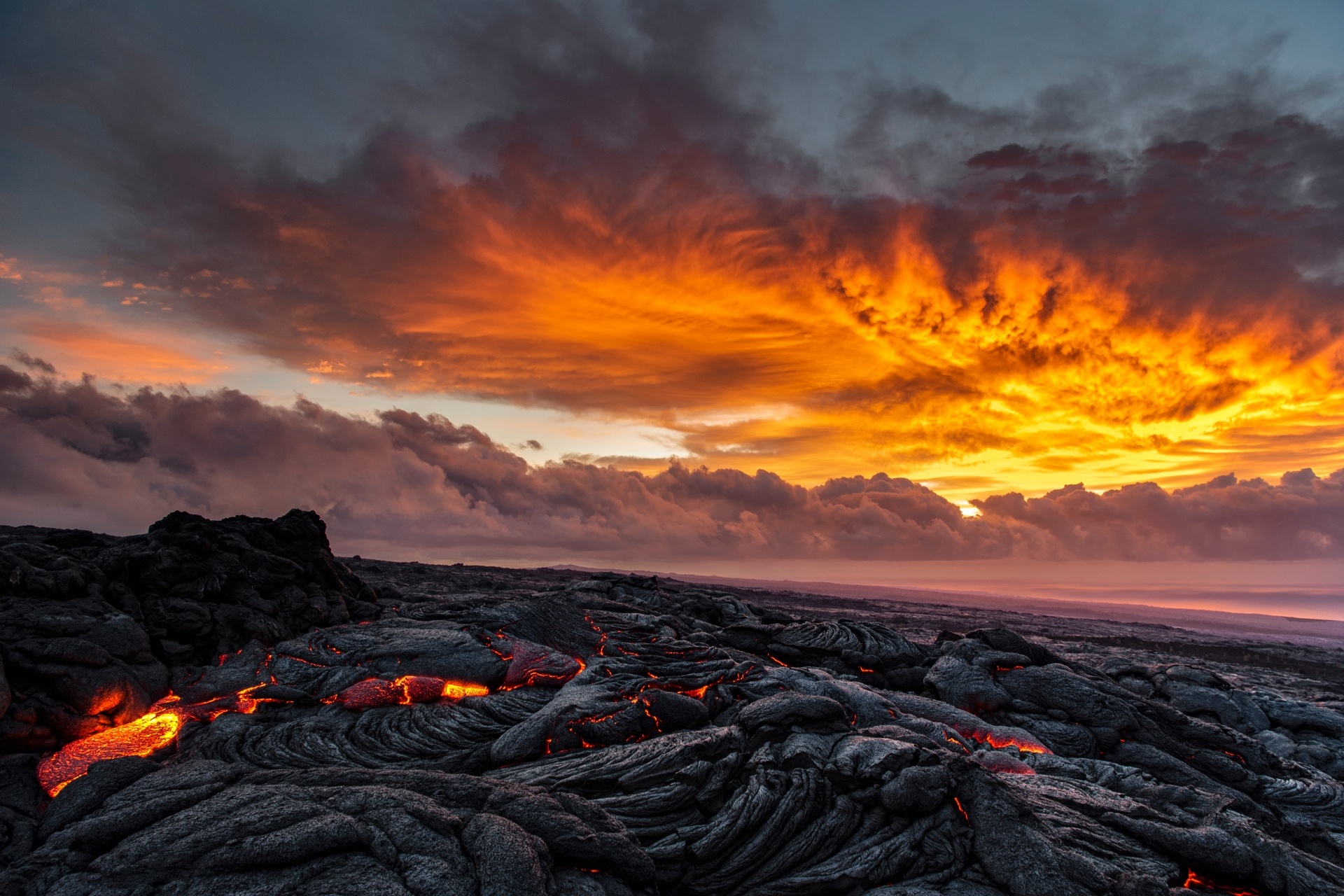 朝焼けとキラウェア火山の溶岩の風景　ハワイの風景