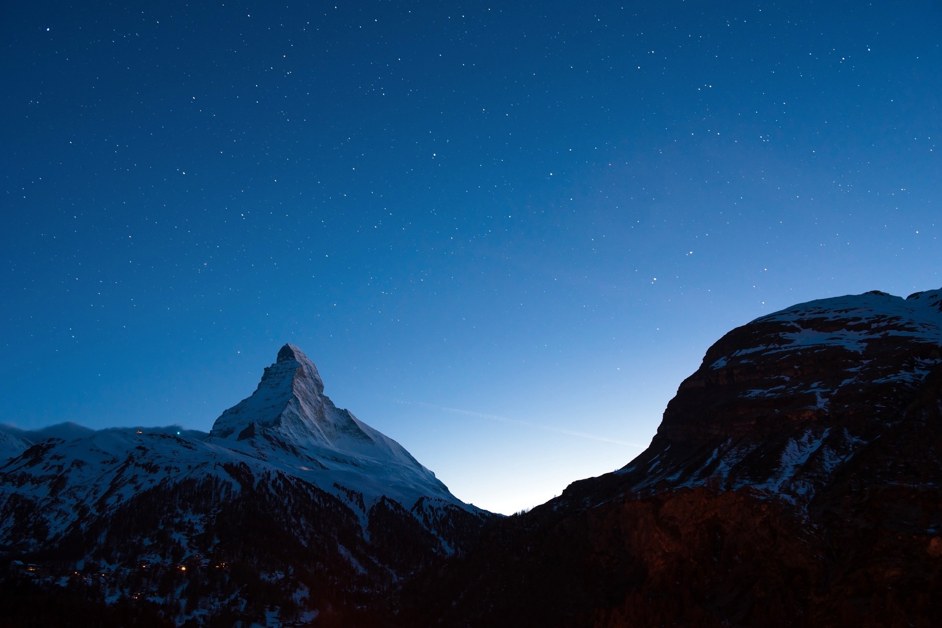 マッターホルンのトワイライト風景　ツェルマット、スイスの風景