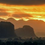日の出のビニャーレス渓谷の風景　キューバの風景