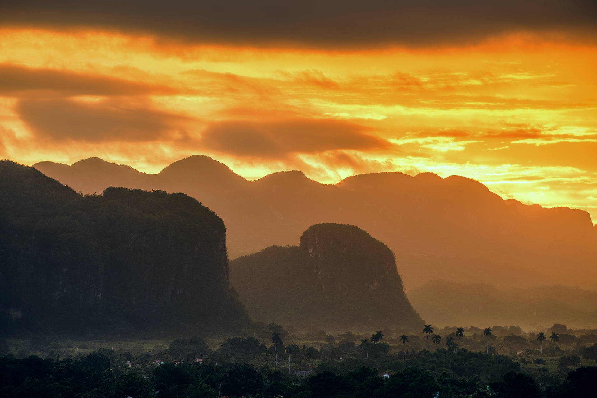 日の出のビニャーレス渓谷の風景　キューバの風景