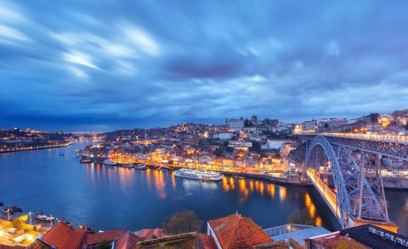 夕暮れのポルトの風景　ポルトガルの風景