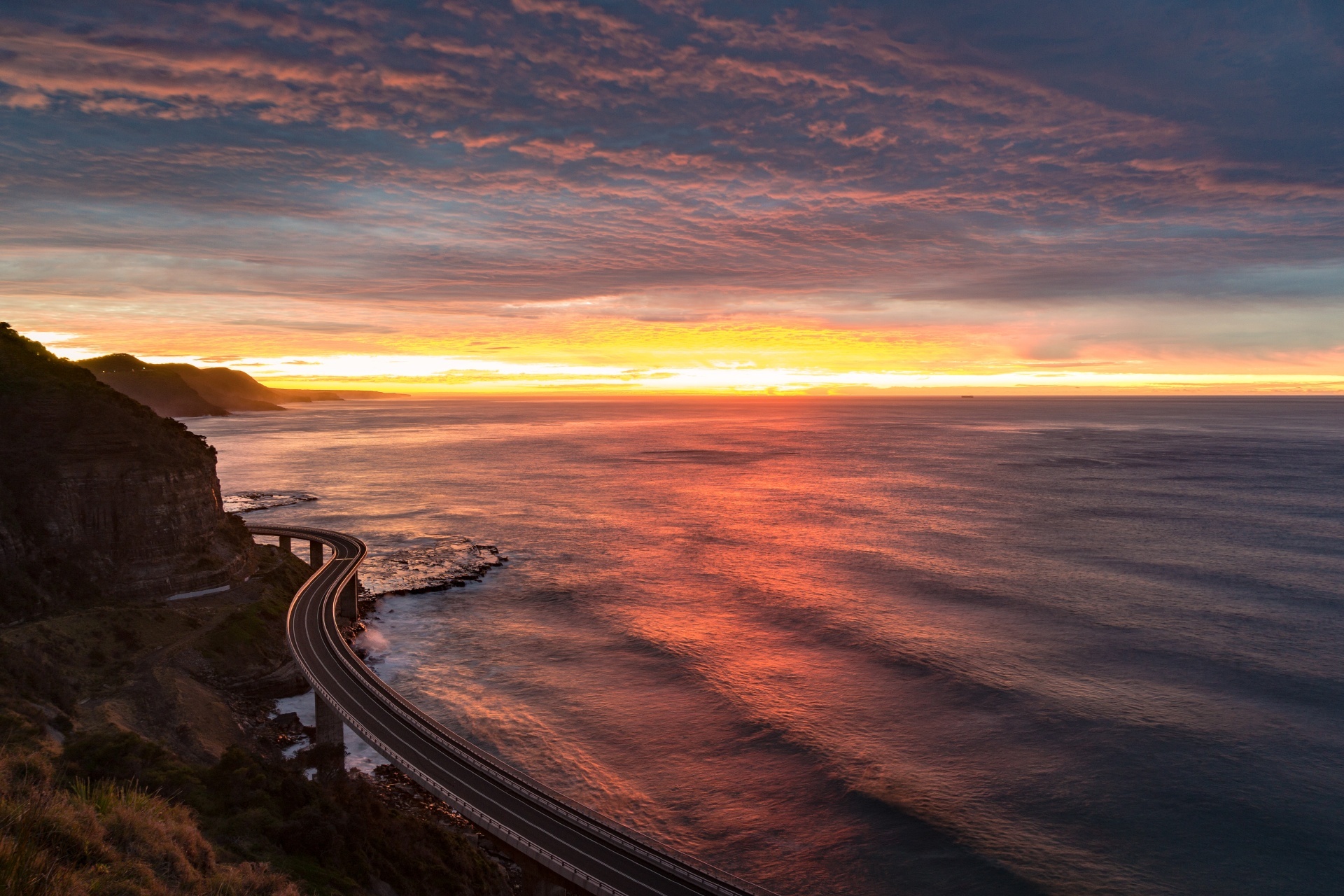 美しい空と日の出の海の風景　グランド・パシフィック・ドライブ　オーストラリアの風景