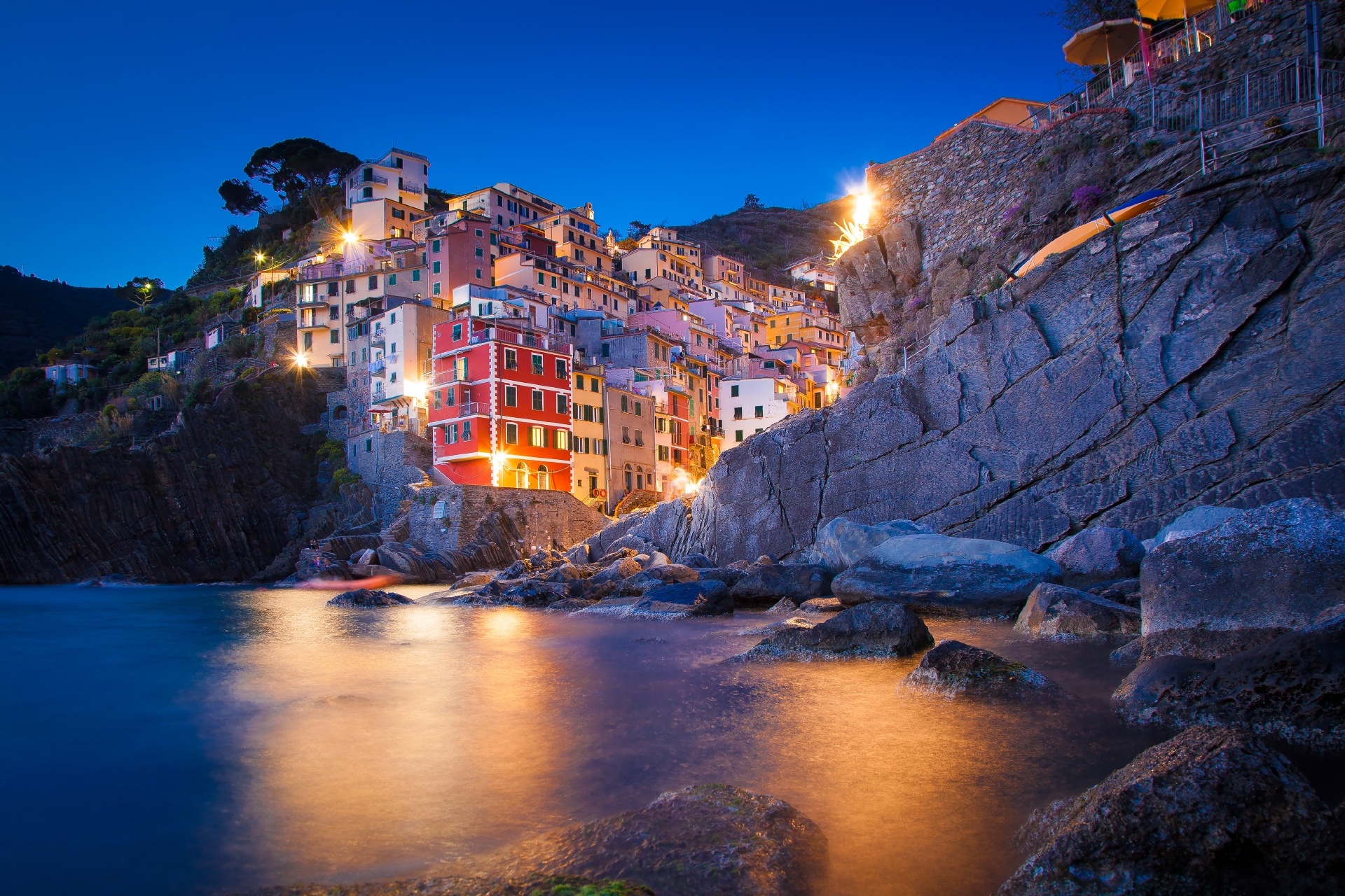 夜のリオマッジョーレの風景　イタリアの風景