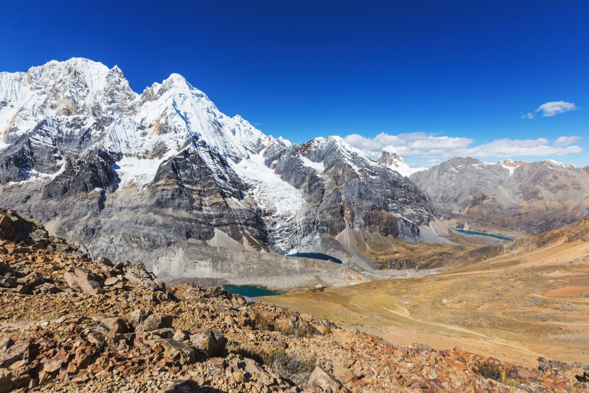 ワイワッシュ山群の山並み　ペルーの風景