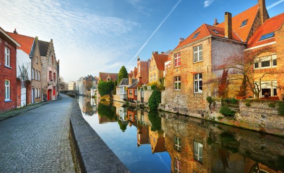 ブルージュの運河と街の景色　ベルギーの風景