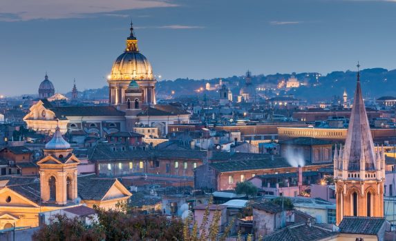 夜のローマの街並み　イタリアの風景