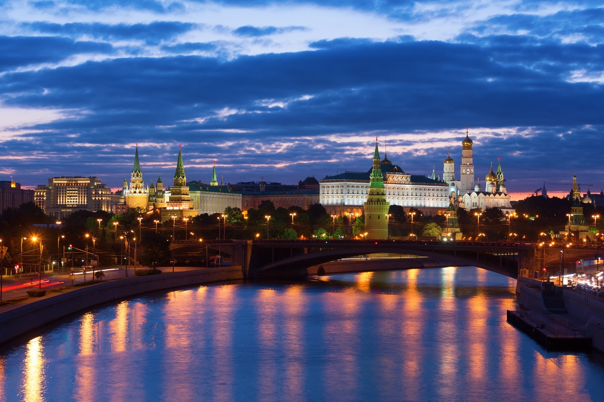 クレムリンとモスクワの夜景　ロシアの風景
