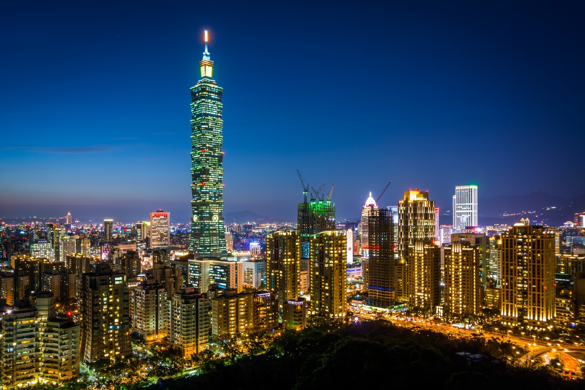 台北101と夜の台北の風景　台湾の風景