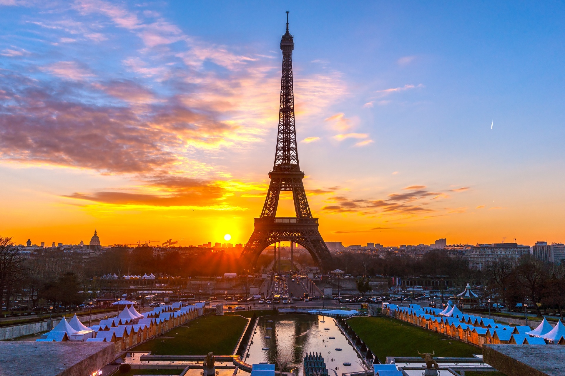 エッフェル塔とパリの夕暮れ　フランスの風景