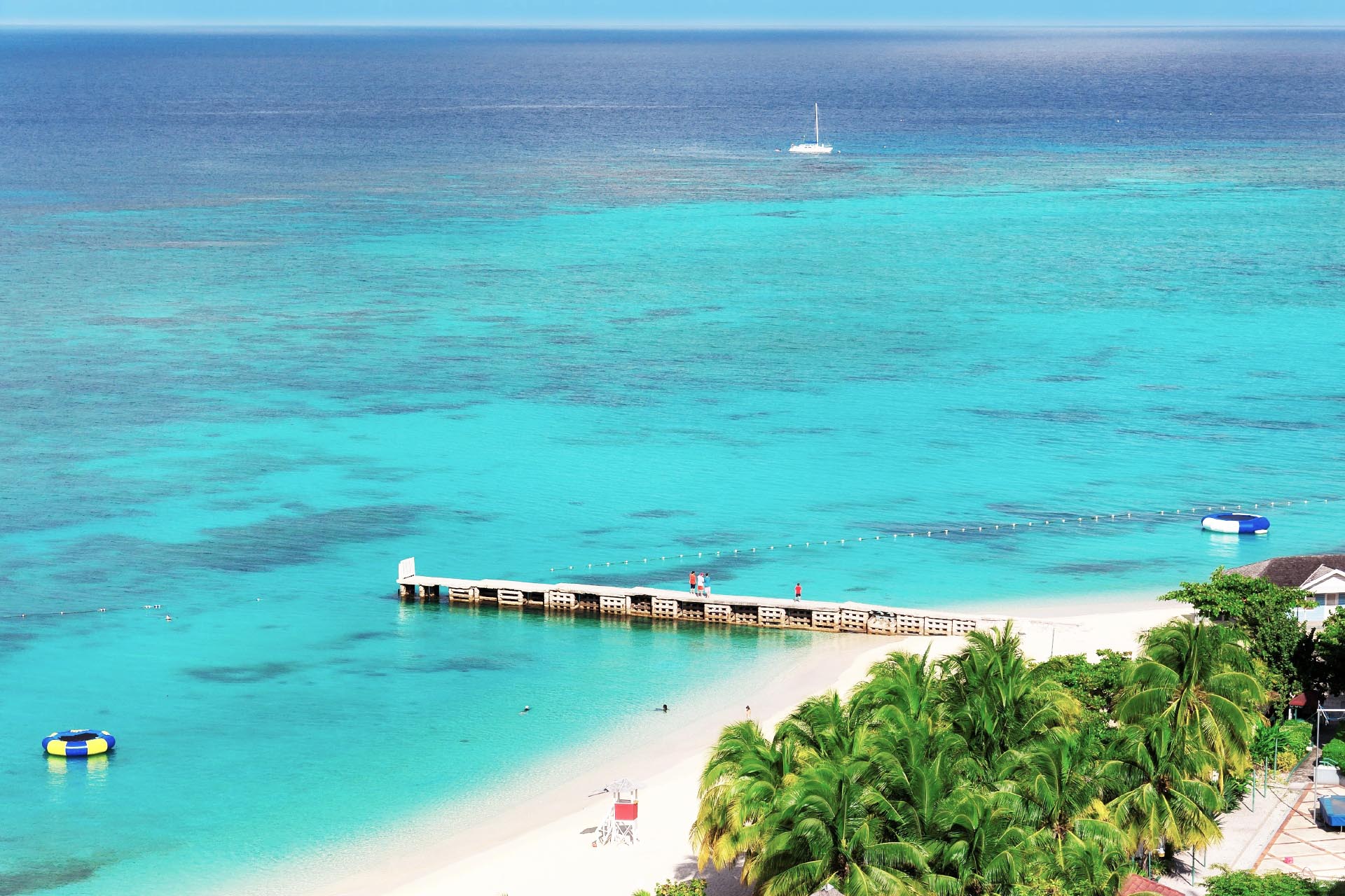 モンテゴベイの美しいビーチと桟橋 　ジャマイカの風景
