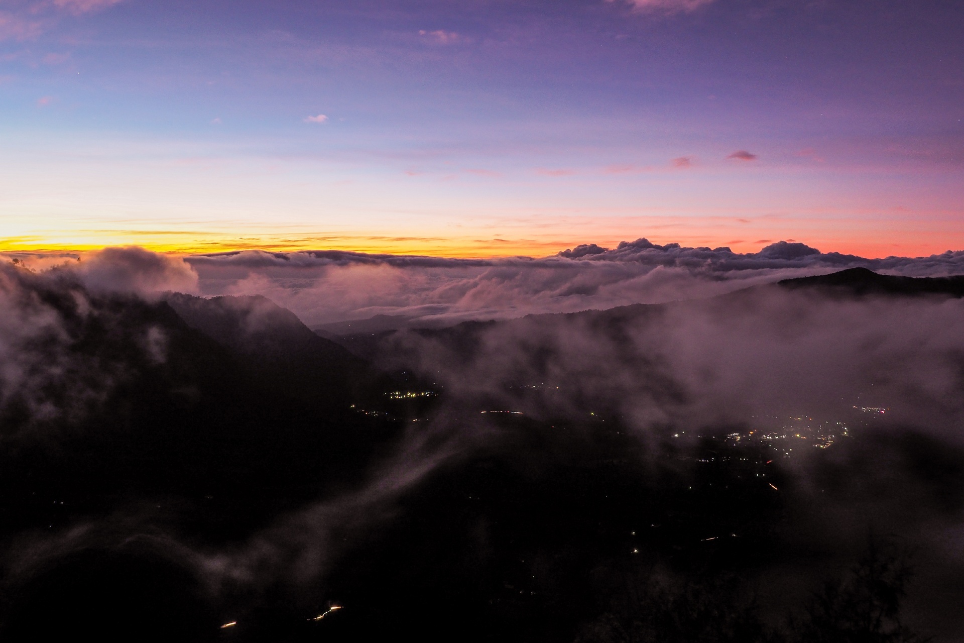 日の出前のブロモ山の風景　インドネシアの風景