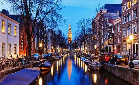 夜のアムステルダム　ザイド教会と運河の風景　オランダの風景