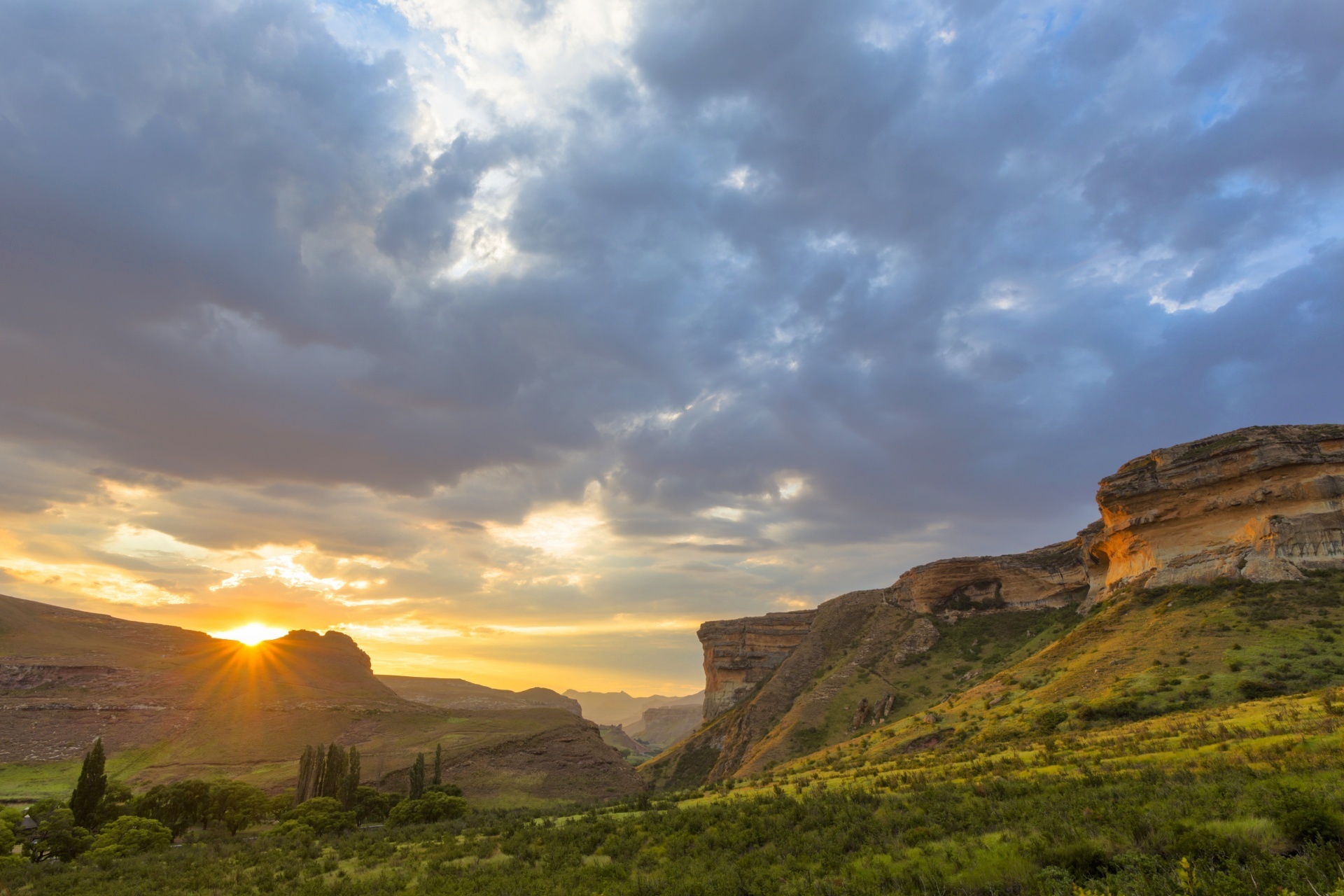 ゴールデン・ゲート・ハイランズ国立公園の夕日　南アフリカの風景