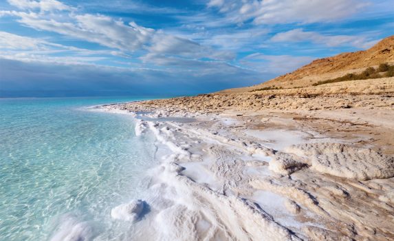 青空と雲と死海の風景　イスラエルの風景