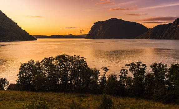 夕暮れの湖　ノルウェーの風景