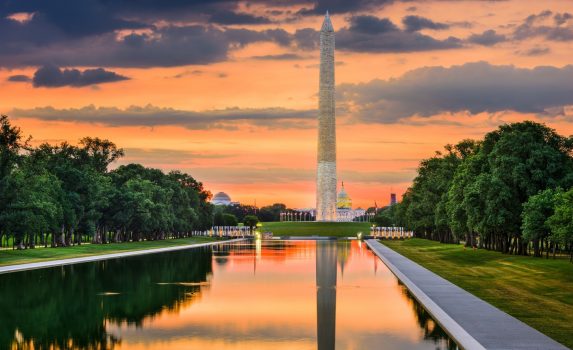 夕暮れのワシントン記念塔　アメリカの風景