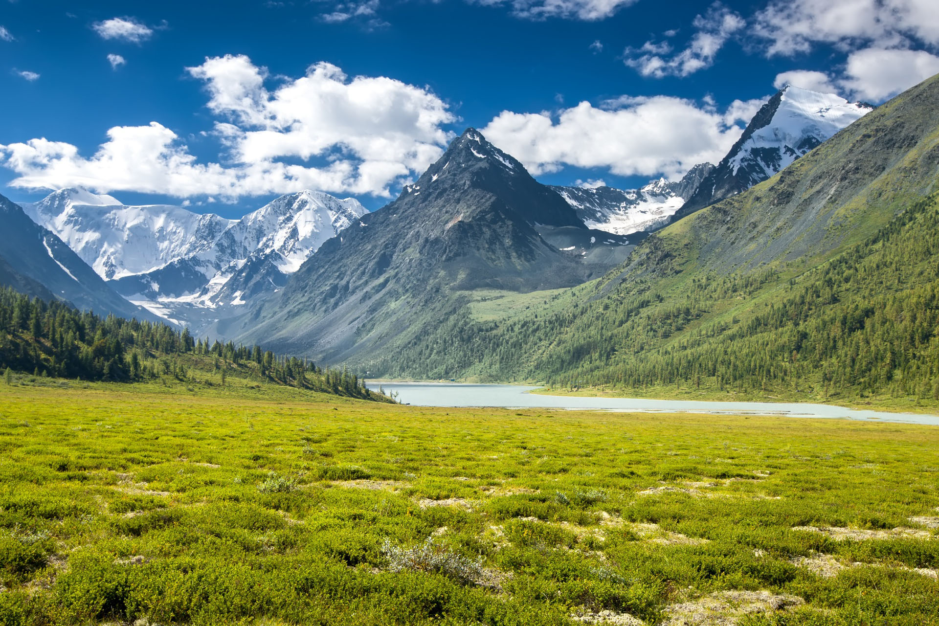 アルタイ山脈の風景　ロシアの風景