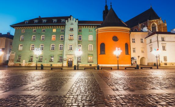 夜のクラクフの旧市街　ポーランドの風景