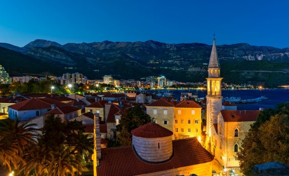 ブドヴァ旧市街とルカ湾の夜景　モンテネグロの風景