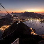 ポン・ヂ・アスーカルから見た夕暮れの海とリオデジャネイロの町並み　ブラジルの風景