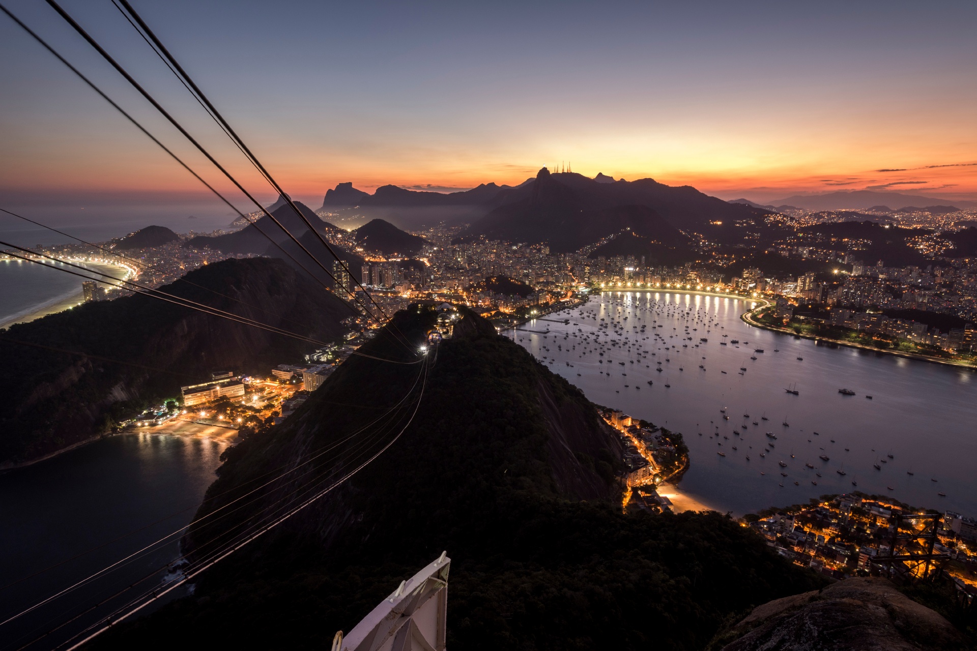 夕暮れの海とリオデジャネイロの町並み　ブラジルの風景