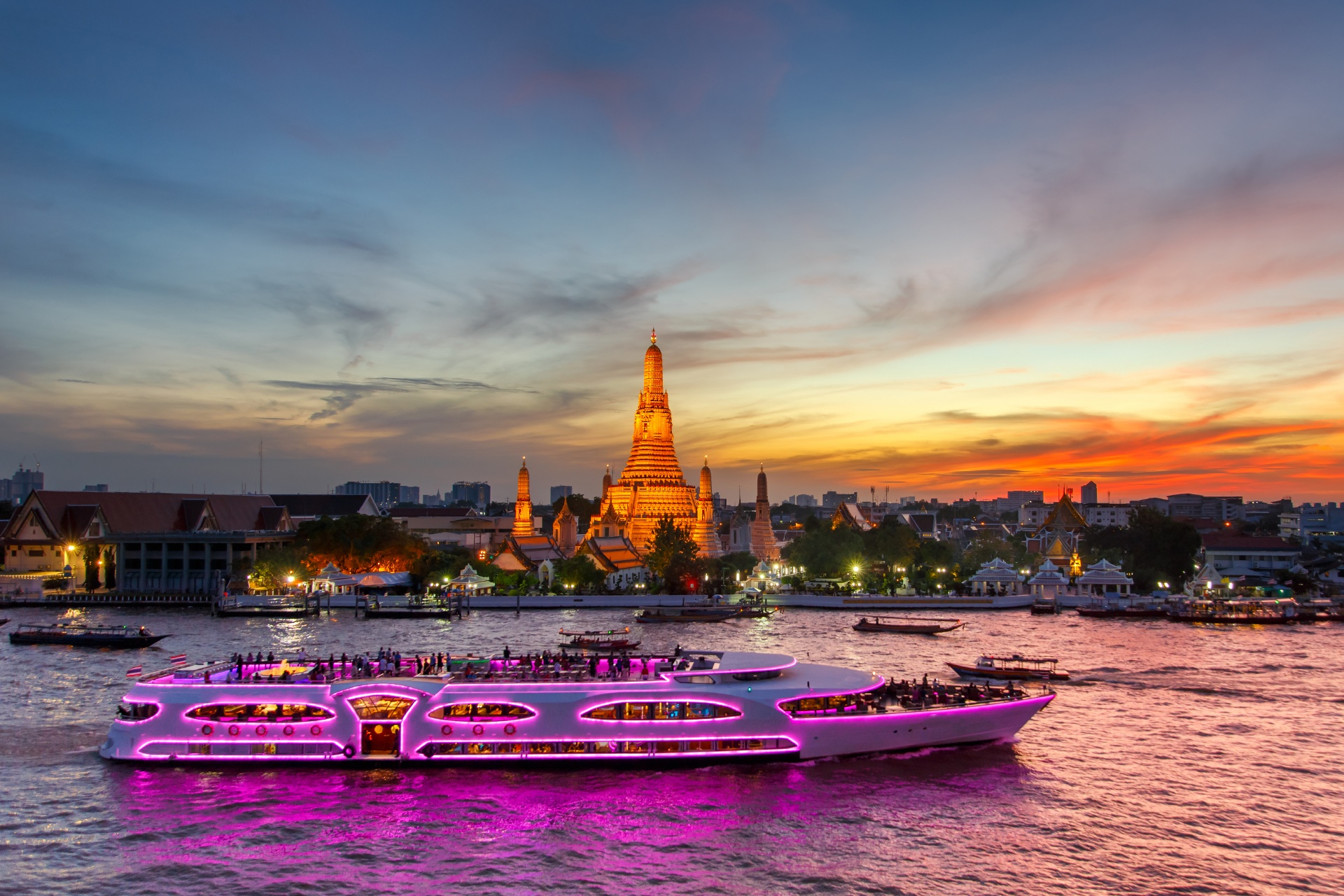 ワットアルンと夕暮れ時のクルーズ船　バンコクの風景　タイの風景