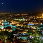 夜のトビリシの町並みと三日月の風景　ジョージアの風景
