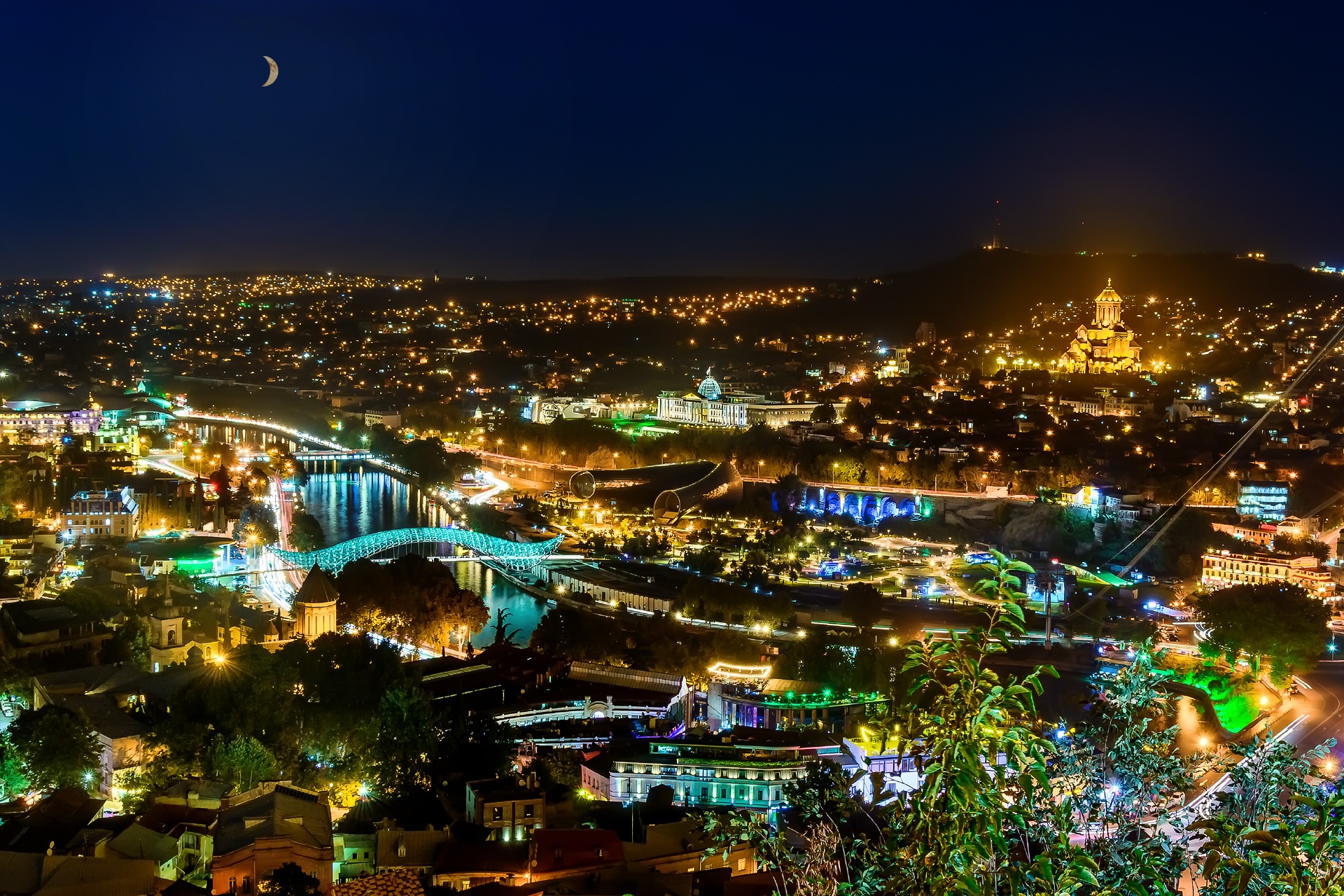 夜のトビリシの町並みと三日月の風景　ジョージアの風景