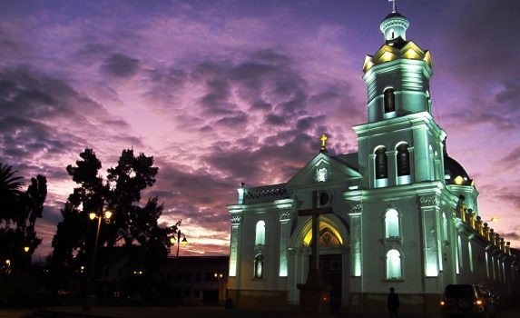 夕暮れ時の教会　クエンカ　エクアドルの風景