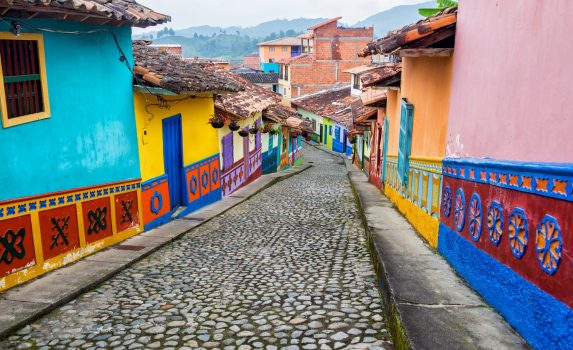 グアタペの町並み　カラフルな家々　コロンビアの風景