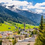 アルプスの山々とダボスの町　スイスの風景
