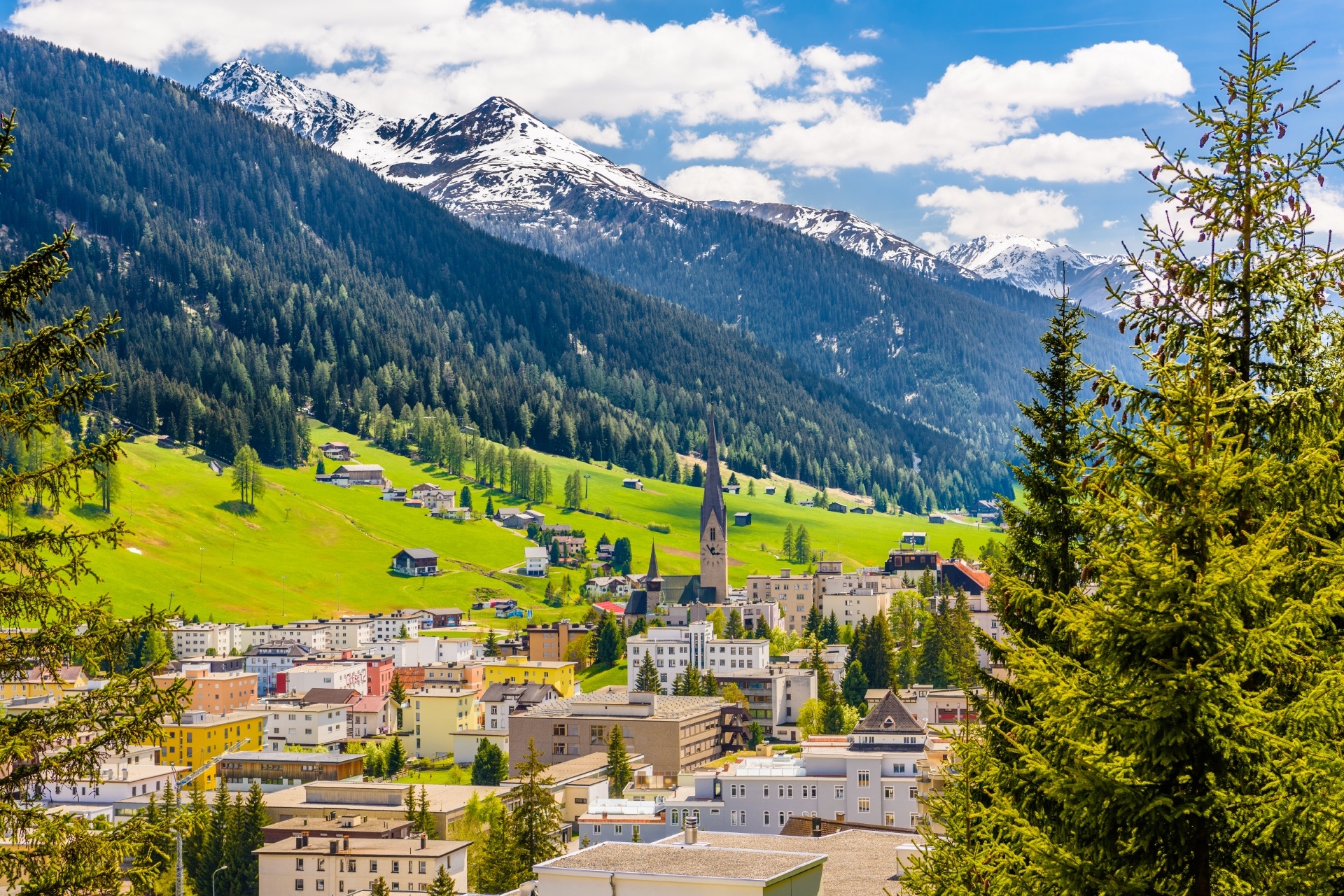 アルプスの山々とダボスの町　スイスの風景