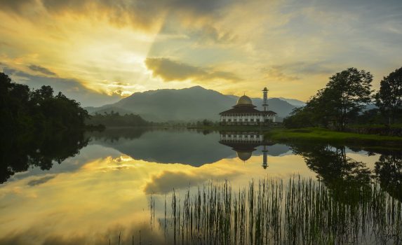 湖とモスク　マレーシアの風景
