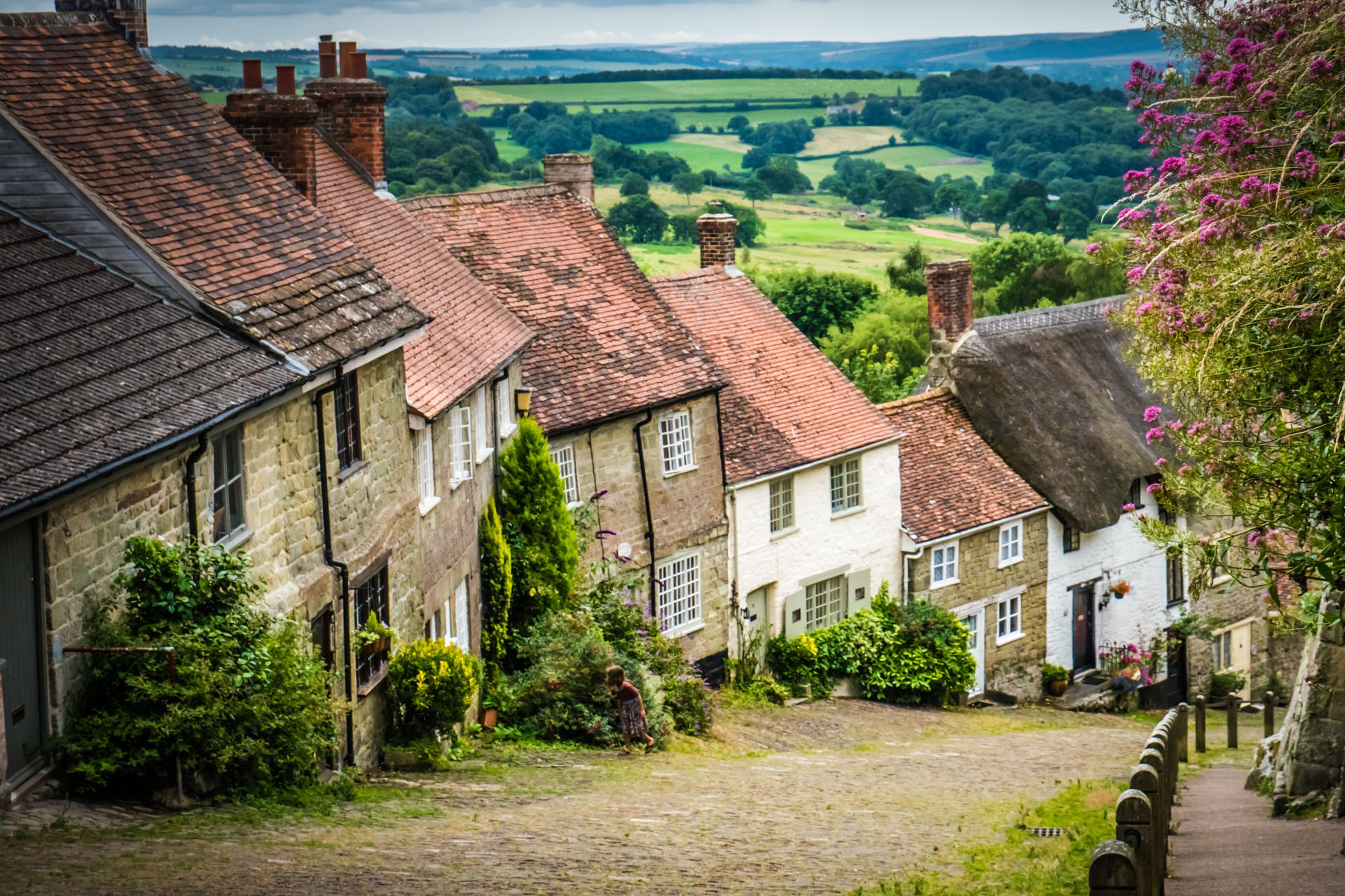 ライムストーンの古い家々が並ぶ町並み　イギリスの田舎の風景　イギリスの風景