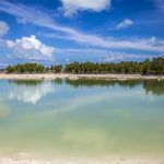 青と緑のラグーンの風景　キリバスの風景