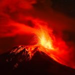 トゥングラワ山の噴火の風景　エクアドルの風景